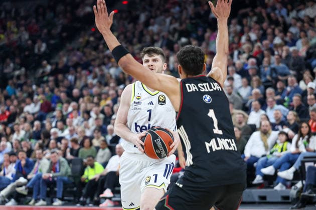 Metecan Birsen Fenerbahce Beko Istanbul, 01 with Oscar da Silva FC Bayern Basketball, 01 , GER, FC Bayern Basketball vs Fenerbahce Beko Istanbul, Basketball, Euroleague, 35 Matchday, Season 2025 2026, 01 04 2026, GER, FC Bayern Basketball vs Fenerbahce Beko Istanbul, Basketball, Euroleague, 35 Matchday, Season 2025 2026, 01 04 2026 Munich Copyright: xEibner-Pressefoto JennixMaulx EP_JML