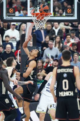 Oscar da Silva FC Bayern Basketball, 01 with ball at the basket, with Tarik Biberovic Fenerbahce Beko Istanbul, 13 and Nenad Dimitrijevic FC Bayern Basketball, 00 , GER, FC Bayern Basketball vs Fenerbahce Beko Istanbul, Basketball, Euroleague, 35 Matchday, Season 2025 2026, 01 04 2026, GER, FC Bayern Basketball vs Fenerbahce Beko Istanbul, Basketball, Euroleague, 35 Matchday, Season 2025 2026, 01 04 2026 Munich Copyright: xEibner-Pressefoto JennixMaulx EP_JML