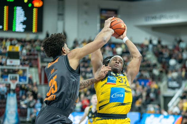 Roman Bedime Niners Chemnitz, 35 , Keeshawn Kellman MHP RIESEN Ludwigsburg, 32 , GER, MHP RIESEN Ludwigsburg vs Niners Chemnitz, Basketball Bundesliga, easycredit BBL, 27 Matchday, Season 2025 2026, 01 04 2026, GER, MHP RIESEN Ludwigsburg vs Niners Chemnitz, Basketball Bundesliga, easycredit BBL, 27 Matchday, Season 2025 2026, 01 04 2026 Ludwigsburg Copyright: xEibner-Pressefoto SaschaxWaltherx EP_EER