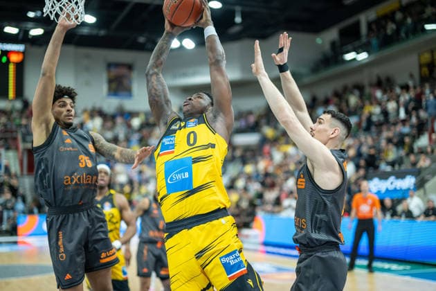 Roman Bedime Niners Chemnitz, 35 , Babacar Sane MHP RIESEN Ludwigsburg, 00 , GER, MHP RIESEN Ludwigsburg vs Niners Chemnitz, Basketball Bundesliga, easycredit BBL, 27 Matchday, Season 2025 2026, 01 04 2026, GER, MHP RIESEN Ludwigsburg vs Niners Chemnitz, Basketball Bundesliga, easycredit BBL, 27 Matchday, Season 2025 2026, 01 04 2026 Ludwigsburg Copyright: xEibner-Pressefoto SaschaxWaltherx EP_EER