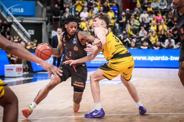 Nike Sibande Niners Chemnitz, 02 vs Julis Baumer MHP RIESEN Ludwigsburg, 37 GER, MHP Riesen Ludwigsburg vs Niners Chemnitz, Basketball Bundesliga, easycredit BBL, 27 Matchday, Season 2025 2026, 01 04 2026 GER, MHP Riesen Ludwigsburg vs Niners Chemnitz, Basketball Bundesliga, easycredit BBL, 27 Matchday, Season 2025 2026, 01 04 2026 Ludwigsburg Copyright: xSandyxDinkelackerx EP_SDR