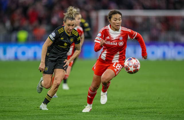 GER, Munich, Bayern Munich vs Manchester United, WomenÂs Champions League, Football, UEFA, Season 2025 2026, Allianz Arena, Quarter-final, Second leg in picture v l Julia Zigotti Manchester United Women 18 , Momoko Tanikawa Bayern Munich 18 DFB DFL REGULATIONS PROHIBIT ANY USE OF PHOTOGRAPHS AS IMAGE SEQUENCES AND OR QUASI VIDEO, 01 04 2026 Copyright: HMBxMedia HendrikxHamelau