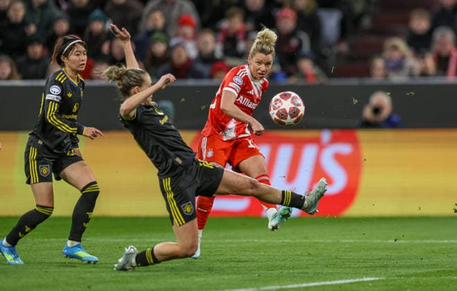 GER, Munich, Bayern Munich vs Manchester United, WomenÂs Champions League, Football, UEFA, Season 2025 2026, Allianz Arena, Quarter-final, Second leg in picture f l Julia Zigotti Manchester United Women 18 , Linda Dallmann Bayern Munich 10 , Goal shot DFB DFL REGULATIONS PROHIBIT ANY USE OF PHOTOGRAPHS AS IMAGE SEQUENCES AND OR QUASI VIDEO, 01 04 2026 Copyright: HMBxMedia HendrikxHamelau