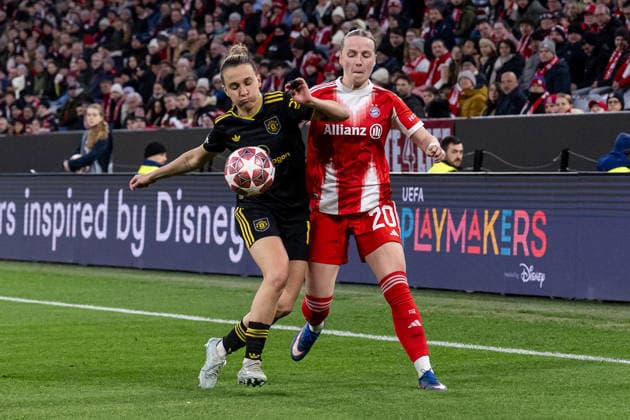Battle for the ball duel between Julia Zigiotti Manchester United WFC, 18 and Franziska Kett FC Bayern Muenchen Frauen, 20 GER, FC Bayern Muenchen vs Manchester United W F C , Football, UEFA Womans Champions League, Quarter-final second leg, 2025 2026 season, 01 04 2026 GER, FC Bayern Muenchen vs Manchester United W F C , Football, UEFA Womans Champions League, Quarter-final second leg, 2025 2026 season, 01 04 2026 Muenchen Copyright: xEibner-Pressefoto HeikexFeinerx EP_HFR