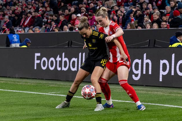 Battle for the ball duel between Julia Zigiotti Manchester United WFC, 18 and Franziska Kett FC Bayern Muenchen Frauen, 20 GER, FC Bayern Muenchen vs Manchester United W F C , Football, UEFA Womans Champions League, Quarter-final second leg, 2025 2026 season, 01 04 2026 GER, FC Bayern Muenchen vs Manchester United W F C , Football, UEFA Womans Champions League, Quarter-final second leg, 2025 2026 season, 01 04 2026 Muenchen Copyright: xEibner-Pressefoto HeikexFeinerx EP_HFR