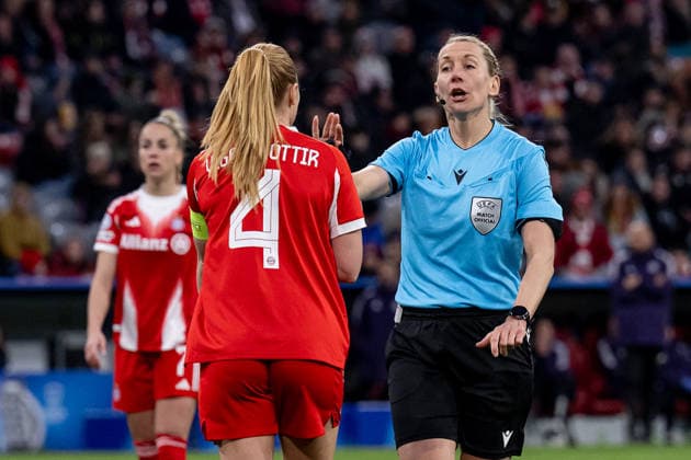 Glodis Perla Viggosdottir FC Bayern Muenchen Women, 04 in discussion with Tess Olofsson Referee, SWE GER, FC Bayern Muenchen vs Manchester United W F C , Football, UEFA Womans Champions League, quarter-final second leg, 2025 2026 season, 01 04 2026 GER, FC Bayern Muenchen vs Manchester United W F C , Football, UEFA Womans Champions League, quarter-final second leg, 2025 2026 season, 01 04 2026 Muenchen Copyright: xEibner-Pressefoto HeikexFeinerx EP_HFR