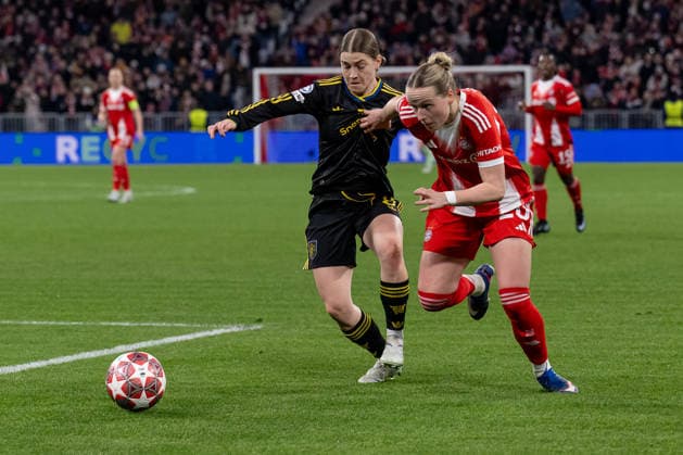 Battle for the ball duel between Jess Park Manchester United WFC, 08 and Franziska Kett FC Bayern Muenchen Women, 20 GER, FC Bayern Muenchen vs Manchester United W F C , Football, UEFA Womans Champions League, Quarter-final second leg, 2025 2026 season, 01 04 2026 GER, FC Bayern Muenchen vs Manchester United W F C , Football, UEFA Womans Champions League, Quarter-final second leg, 2025 2026 season, 01 04 2026 Muenchen Copyright: xEibner-Pressefoto HeikexFeinerx EP_HFR