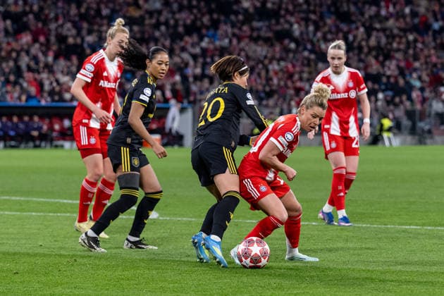 Battle for the ball duel between Linda Dallmann FC Bayern Muenchen Women, 10 and Hinata Miyazawa Manchester United WFC, 20 GER, FC Bayern Muenchen vs Manchester United W F C , Football, UEFA Womans Champions League, Quarter-final second leg, 2025 2026 season, 01 04 2026 GER, FC Bayern Muenchen vs Manchester United W F C , Football, UEFA Womans Champions League, Quarter-final second leg, 2025 2026 season, 01 04 2026 Muenchen Copyright: xEibner-Pressefoto HeikexFeinerx EP_HFR