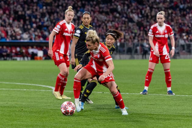 Battle for the ball duel between Linda Dallmann FC Bayern Muenchen Women, 10 and Hinata Miyazawa Manchester United WFC, 20 GER, FC Bayern Muenchen vs Manchester United W F C , Football, UEFA Womans Champions League, Quarter-final second leg, 2025 2026 season, 01 04 2026 GER, FC Bayern Muenchen vs Manchester United W F C , Football, UEFA Womans Champions League, Quarter-final second leg, 2025 2026 season, 01 04 2026 Muenchen Copyright: xEibner-Pressefoto HeikexFeinerx EP_HFR