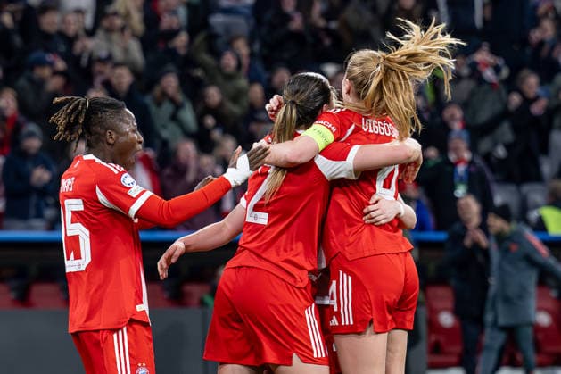 Bernadette Amani FC Bayern Muenchen Frauen, 15 , Vanessa Gilles FC Bayern Muenchen Frauen, 02 and Franziska Kett FC Bayern Muenchen Frauen, 20 celebrate with Glodis Perla Viggosdottir FC Bayern Muenchen Frauen, 04 their goal to equalize 1 1 GER, FC Bayern Muenchen vs Manchester United W F C , Football, UEFA Womens Champions League, quarter-final second leg, 2025 2026 season, 01 04 2026 GER, FC Bayern Muenchen vs Manchester United W F C , Football, UEFA Womens Champions League, quarter-final second leg, 2025 2026 season, 01 04 2026 Muenchen Copyright: xEibner-Pressefoto HeikexFeinerx EP_HFR
