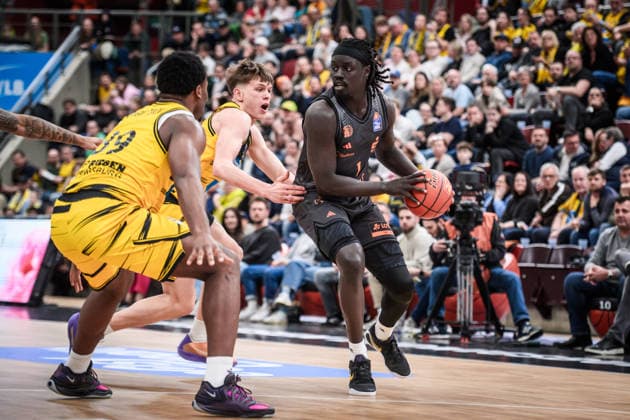 Aher Uguak Niners Chemnitz, 01 vs Julis Baumer MHP RIESEN Ludwigsburg, 37 and Maxwell Dongmo Temoka MHP RIESEN Ludwigsburg, 39 GER, MHP Riesen Ludwigsburg vs Niners Chemnitz, Basketball Bundesliga, easycredit BBL, Matchday 27, Season 2025 2026, 01 04 2026 GER, MHP Riesen Ludwigsburg vs Niners Chemnitz, Basketball Bundesliga, easycredit BBL, Matchday 27, Season 2025 2026, 01 04 2026 Ludwigsburg Copyright: xSandyxDinkelackerx EP_SDR