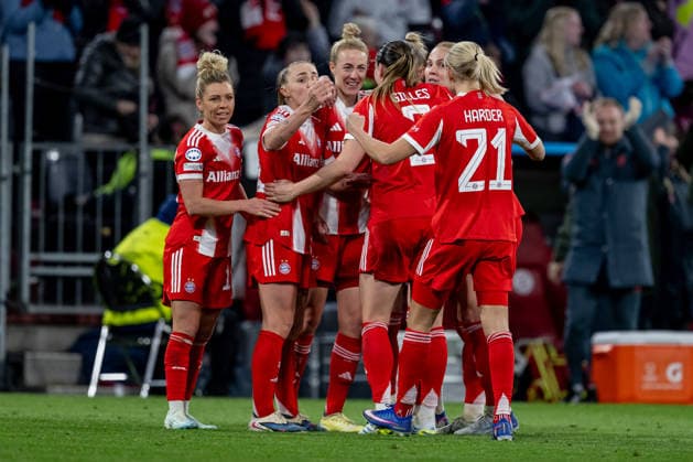 Munich women celebrate with Glodis Perla Viggosdottir FC Bayern Muenchen Frauen, 04 her goal to equalize 1 1 GER, FC Bayern Muenchen vs Manchester United W F C , Football, UEFA Womans Champions League, Quarter-final second leg, 2025 2026 season, 01 04 2026 GER, FC Bayern Muenchen vs Manchester United W F C , Football, UEFA Womans Champions League, Quarter-final second leg, 2025 2026 season, 01 04 2026 Muenchen Copyright: xEibner-Pressefoto HeikexFeinerx EP_HFR