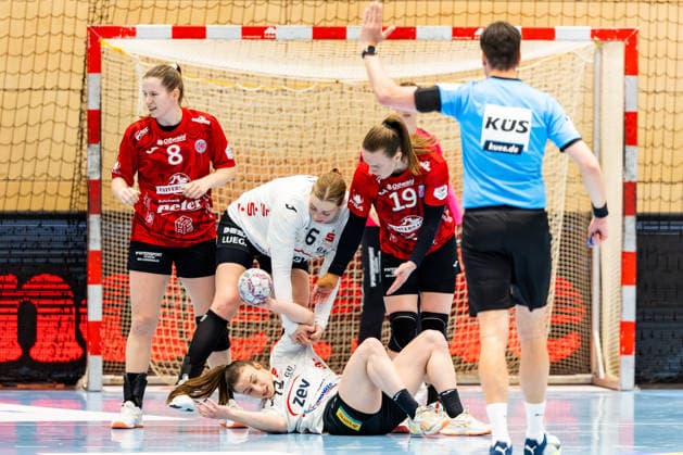 01 04 2026, GER, Handball, Women, Season 2025 2026, Alsco 1 Bl, 20 Matchday, Thueringer HC BSV Sachsen Zwickau Jasmina Gierga BSV Sachsen Zwickau , Laura Szabo BSV Sachsen Zwickau , Luca Farago Thueringer HC,19 , Julie Holm Thueringer HC,8 99947 Bad Langensalza Salza Halle Sporthalle Mehrz Thüringen Germany