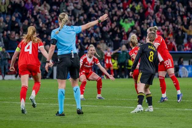 Glodis Perla Viggosdottir FC Bayern Muenchen Frauen, 04 , Giulia Gwinn FC Bayern Muenchen Frauen, 07 and Franziska Kett FC Bayern Muenchen Frauen, 20 celebrate with Linda Dallmann FC Bayern Muenchen Frauen, 10 their goal for 2 1 GER, FC Bayern Muenchen vs Manchester United W F C , Football, UEFA Womens Champions League, quarter-final second leg, 2025 2026 season, 01 04 2026 GER, FC Bayern Muenchen vs Manchester United W F C , Football, UEFA Womens Champions League, quarter-final second leg, 2025 2026 season, 01 04 2026 Muenchen Copyright: xEibner-Pressefoto HeikexFeinerx EP_HFR