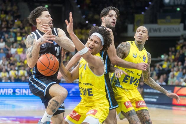 Oldenburg, Lower Saxony, DEU, 01 04 2026, Devon Daniels IV left, Veolia Towers Hamburg and Nicholas Tischler left, EWE Baskets Oldenburg with Benedikt Turudic right, Veolia Towers Hamburg and Michale Kyser right, EWE Baskets Oldenburg EWE Baskets Oldenburg vs Veolia Towers Hamburg Basketball 1 Basketball Bundesliga Season 2025 2026, Matchday 27, Grosse EWE Arena EWE Baskets Oldenburg vs Veolia Towers Hamburg www.andreas-burmann.de
