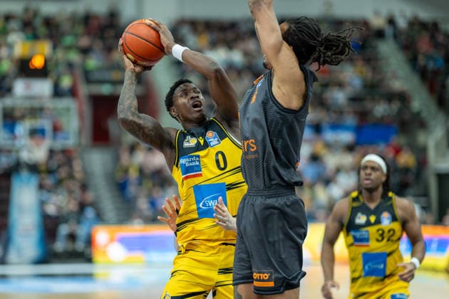 Babacar Sane MHP RIESEN Ludwigsburg, 00 , Yordan Minchev Niners Chemnitz, 91 , Kevin Yebo Niners Chemnitz, 00 , GER, MHP RIESEN Ludwigsburg vs Niners Chemnitz, Basketball Bundesliga, easycredit BBL, Matchday 27, Season 2025 2026, 01 04 2026, GER, MHP RIESEN Ludwigsburg vs Niners Chemnitz, Basketball Bundesliga, easycredit BBL, Matchday 27, Season 2025 2026, 01 04 2026 Ludwigsburg Copyright: xEibner-Pressefoto SaschaxWaltherx EP_EER