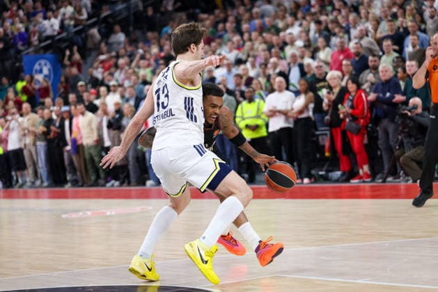 Xavier Rathan Mayes FC Bayern Basketball, 04 with Tarik Biberovic Fenerbahce Beko Istanbul, 13 , GER, FC Bayern Basketball vs Fenerbahce Beko Istanbul, Basketball, Euroleague, 35 Matchday, Season 2025 2026, 01 04 2026, GER, FC Bayern Basketball vs Fenerbahce Beko Istanbul, Basketball, Euroleague, 35 Matchday, Season 2025 2026, 01 04 2026 Munich Copyright: xEibner-Pressefoto JennixMaulx EP_JML