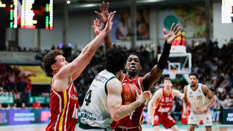 In the picture from left Brae Ivey Wuerzburg Baskets, 11 and Marcus Carr Wuerzburg Baskets, 5 against Clay Guillozet VET CONCEPT Gladiators Trier, 4 01 04 2026, VET CONCEPT Gladiators Trier Fitness First Wuerzburg Baskets, easyCredit BBL, Matchday 27, Germany, Trier, SWT Arena, Copyright: HMBxMedia xJulienxBecker