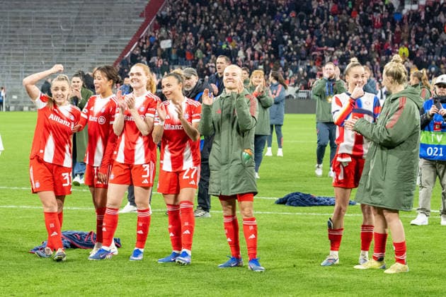 Victory celebration after the 2 1, FC Bayern Women Georgia Stanway 31 FC Bayern Muenchen , Momoko Tanikawa 18 FC Bayern Muenchen , Stine Ballisager Pedersen 3 FC Bayern Muenchen , Arianna Caruso 27 FC Bayern Muenchen , Pernille Harder 21 FC Bayern Muenchen , Giulia Gwinn 7 FC Bayern Muenchen , Carolin Simon 30 FC Bayern Muenchen , FC Bayern Women Manchester United, Soccer, Champions League quarterfinal second leg, 01 04 2026 DFB regulations prohibit any use of photographs as image sequences and or quasi video Muenchen Bayern Germany Copyright: xkolbert-press UlrichxGamelx