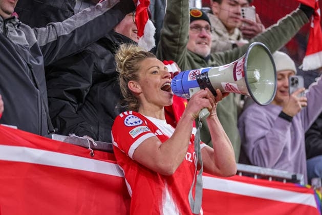 GER, Munich, Bayern Munich vs Manchester United, WomenÂs Champions League, Football, UEFA, 2025 2026 season, Allianz Arena, quarter-final, second leg in the picture Linda Dallmann Bayern Munich 10 with megaphone in the fan curve, joy, emotions after the victory of FC Bayern Munich Women after the success 2 1 by goals against Manchester United DFB DFL REGULATIONS PROHIBIT ANY USE OF PHOTOGRAPHS AS IMAGE SEQUENCES AND OR QUASI VIDEO, 01 04 2026 Copyright: HMBxMedia HendrikxHamelau
