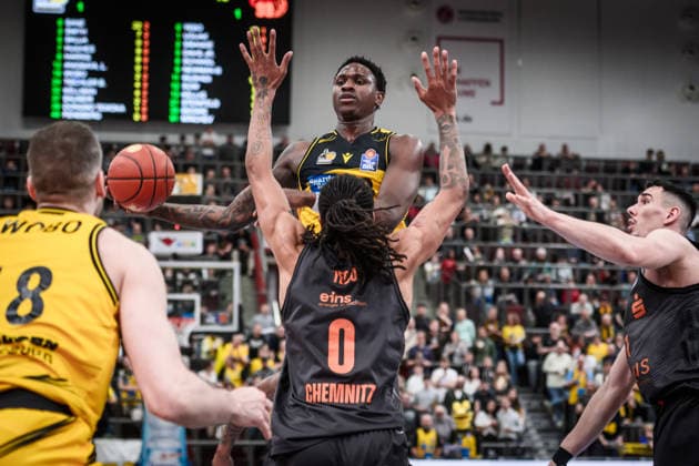 Babacar Sane MHP RIESEN Ludwigsburg, 00 via Kevin Yebo Niners Chemnitz, 00 , re Yordan Minchev Niners Chemnitz, 91 , li Jonas Wohlfarth Bottermann MHP RIESEN Ludwigsburg, 18 GER, MHP Riesen Ludwigsburg vs Niners Chemnitz, Basketball Bundesliga, easycredit BBL, 27 Matchday, Season 2025 2026, 01 04 2026 GER, MHP Riesen Ludwigsburg vs Niners Chemnitz, Basketball Bundesliga, easycredit BBL, 27 Matchday, Season 2025 2026, 01 04 2026 Ludwigsburg Copyright: xSandyxDinkelackerx EP_SDR
