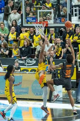Keeshawn Kellman MHP RIESEN Ludwigsburg, 32 , Roman Bedime Niners Chemnitz, 35 , GER, MHP RIESEN Ludwigsburg vs Niners Chemnitz, Basketball Bundesliga, easycredit BBL, 27 Matchday, Season 2025 2026, 01 04 2026, GER, MHP RIESEN Ludwigsburg vs Niners Chemnitz, Basketball Bundesliga, easycredit BBL, 27 Matchday, Season 2025 2026, 01 04 2026 Ludwigsburg Copyright: xEibner-Pressefoto SaschaxWaltherx EP_EER