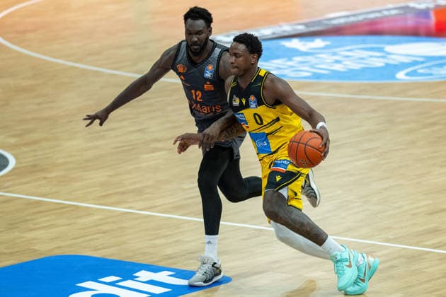 Amadou Sow Niners Chemnitz, 12 , Babacar Sane MHP RIESEN Ludwigsburg, 00 , GER, MHP RIESEN Ludwigsburg vs Niners Chemnitz, Basketball Bundesliga, easycredit BBL, 27 Matchday, Season 2025 2026, 01 04 2026, GER, MHP RIESEN Ludwigsburg vs Niners Chemnitz, Basketball Bundesliga, easycredit BBL, 27 Matchday, Season 2025 2026, 01 04 2026 Ludwigsburg Copyright: xEibner-Pressefoto SaschaxWaltherx EP_EER
