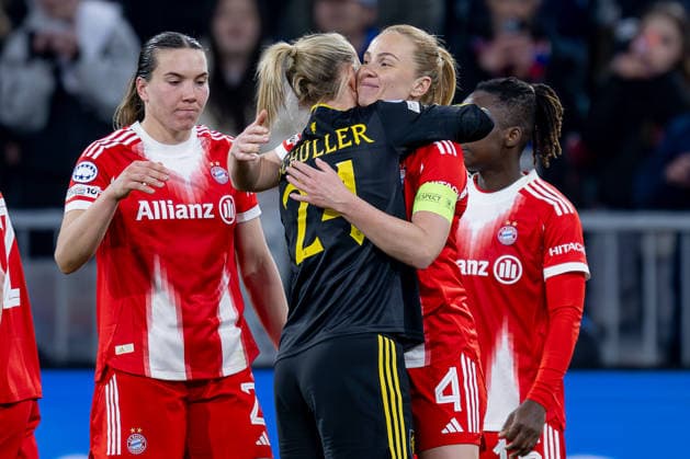 Hug of former Munich player Lea Schueller Manchester United WFC, 24 with Glodis Perla Viggosdottir FC Bayern Muenchen Frauen, 04 after the match, behind her Vanessa Gilles FC Bayern Muenchen Frauen, 02 GER, FC Bayern Muenchen vs Manchester United W F C , Football, UEFA Womans Champions League, quarter-final second leg, 2025 2026 season, 01 04 2026 GER, FC Bayern Muenchen vs Manchester United W F C , Football, UEFA Womans Champions League, quarter-final second leg, 2025 2026 season, 01 04 2026 Muenchen Copyright: xEibner-Pressefoto HeikexFeinerx EP_HFR