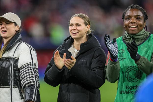 GER, Munich, Bayern Munich vs Manchester United, WomenÂs Champions League, Football, UEFA, 2025 2026 season, Allianz Arena, quarter-final, second leg in the picture Joy, jubilation, emotions after the victory of FC Bayern Munich against Manchester United after 2 1 goals, Klara Bühl Bayern Munich 17 DFB DFL REGULATIONS PROHIBIT ANY USE OF PHOTOGRAPHS AS IMAGE SEQUENCES AND OR QUASI VIDEO, 01 04 2026 Copyright: HMBxMedia HendrikxHamelau