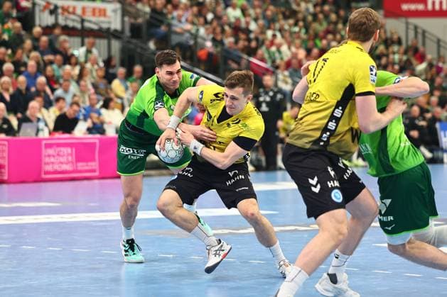 Josip Simic HSG Wetzlar, 10 in duel with Simone Mengon TVB Stuttgart, 15 GER, HSG Wetzlar vs TVB Stuttgart, Handball, 1 Bundesliga, Matchday 27, Season 2025 2026, 02 04 2026 GER, HSG Wetzlar vs TVB Stuttgart, Handball, 1 Bundesliga, Matchday 27, Season 2025 2026, 02 04 2026 Wetzlar Copyright: xEibner-Pressefoto RenexWeissx EP_RWS