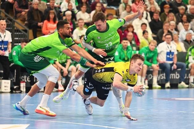 Simone Mengon TVB Stuttgart, 15 in duel with Philipp Ahouansou HSG Wetzlar, 19, left and Jona Schoch HSG Wetzlar, 22 GER, HSG Wetzlar vs TVB Stuttgart, Handball, 1 Bundesliga, Matchday 27, Season 2025 2026, 02 04 2026 GER, HSG Wetzlar vs TVB Stuttgart, Handball, 1 Bundesliga, Matchday 27, Season 2025 2026, 02 04 2026 Wetzlar Copyright: xEibner-Pressefoto RenexWeissx EP_RWS