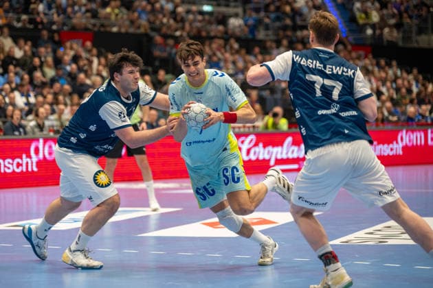 Duel between Aron Seesing Bergischer HC 06, 49 and Julian Koester VfL Gummersbach, 07 Johannes Wasielewski Bergischer HC 06, 77 Bergischer HC vs VfL Gummersbach, Handball, DAIKIN HBL, Matchday 27, Season 2025 2026, 02 04 2026 Bergischer HC vs VfL Gummersbach, Handball, DAIKIN HBL, Matchday 27, Season 2025 2026, 02 04 2026 Duesseldorf Copyright: xEibner-Pressefoto ThomasxHaeslerx EP_THR