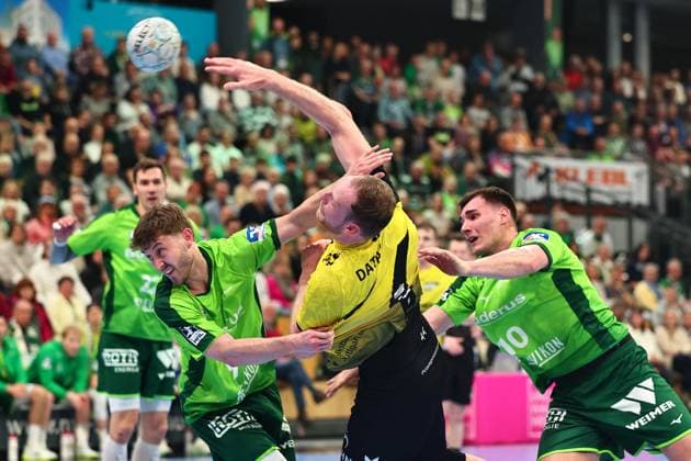 Lenny Rubin TVB Stuttgart, 44 in duel with Niklas Theiss HSG Wetzlar, 09, left and Josip Simic HSG Wetzlar, 10 GER, HSG Wetzlar vs TVB Stuttgart, Handball, 1 Bundesliga, Matchday 27, Season 2025 2026, 02 04 2026 GER, HSG Wetzlar vs TVB Stuttgart, Handball, 1 Bundesliga, Matchday 27, Season 2025 2026, 02 04 2026 Wetzlar Copyright: xEibner-Pressefoto RenexWeissx EP_RWS