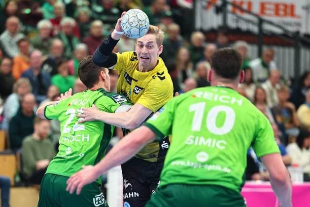 Torben Matzken TVB Stuttgart, 22 in duel with Jona Schoch HSG Wetzlar, 22 GER, HSG Wetzlar vs TVB Stuttgart, Handball, 1 Bundesliga, Matchday 27, Season 2025 2026, 02 04 2026 GER, HSG Wetzlar vs TVB Stuttgart, Handball, 1 Bundesliga, Matchday 27, Season 2025 2026, 02 04 2026 Wetzlar Copyright: xEibner-Pressefoto RenexWeissx EP_RWS