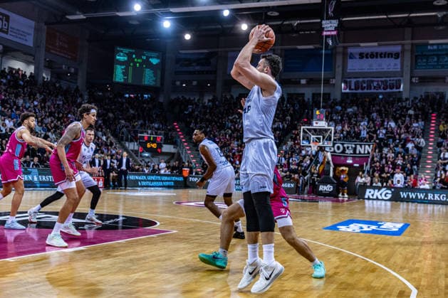 Paul Zipser MLP Academics Heidelberg, 09 comes free to throw against Michael Kessens Telekom Baskets Bonn, 06 , Alijah Comithier Telekom Baskets Bonn, 02 Telekom Baskets Bonn vs MLP Academics Heidelberg, Basketball, easy Credit BBL, Matchday 27, 2025 2026, 02 04 2026 Telekom Baskets Bonn vs MLP Academics Heidelberg, Basketball, easy Credit BBL, Matchday 27, 2025 2026, 02 04 2026 Bonn Copyright: xEibner-Pressefoto GerhardxWingenderx EP_GWR