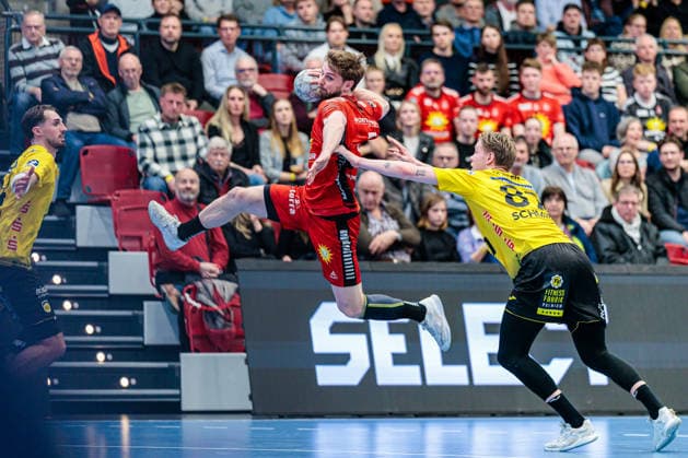 v l Lutz Heiny TuS N Luebbecke, 05 , Jesper Schmidt HSC 2000 Coburg, 87 GER, TuS N Luebbecke vs HSC 2000 Coburg, Handball, 2 Bundesliga, Matchday 26, Season 2025 2026, 02 04 2026 GER, TuS N Luebbecke vs HSC 2000 Coburg, Handball, 2 Bundesliga, Matchday 26, Season 2025 2026, 02 04 2026 Luebbecke Copyright: xEibner-Pressefoto JanxRollingerx EP_JSK
