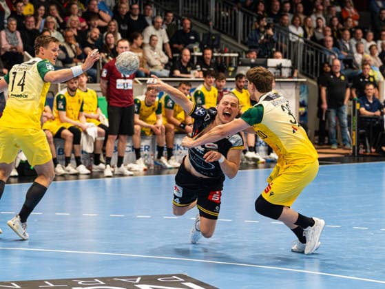 Joern Persson HSG Krefeld Niederrhein, 34 is fouled by Sven Brockmeyer VfL Eintracht Hagen, 33 during a shot on goal VfL Eintracht Hagen vs HSG Krefeld Niederrhein, Handball, 2 Bundesliga, Matchday 26, Season 2025 2026, 02 04 2026 VfL Eintracht Hagen vs HSG Krefeld Niederrhein, Handball, 2 Bundesliga, Matchday 26, Season 2025 2026, 02 04 2026 Hagen Copyright: xEibner-Pressefoto Kruczynskix EP_DKI