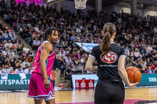 Zach Cooks Telekom Baskets Bonn, 03 talks to the referee Telekom Baskets Bonn vs MLP Academics Heidelberg, Basketball, easy Credit BBL, Matchday 27, 2025 2026, 02 04 2026 Telekom Baskets Bonn vs MLP Academics Heidelberg, Basketball, easy Credit BBL, Matchday 27, 2025 2026, 02 04 2026 Bonn Copyright: xEibner-Pressefoto GerhardxWingenderx EP_GWR