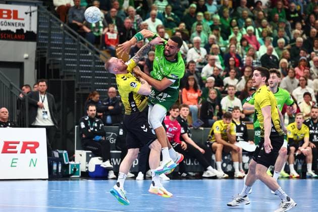 Goal throw by Philipp Ahouansou HSG Wetzlar, 19 in duel with Patrick Zieker TVB Stuttgart, 25 GER, HSG Wetzlar vs TVB Stuttgart, Handball, 1 Bundesliga, Matchday 27, Season 2025 2026, 02 04 2026 GER, HSG Wetzlar vs TVB Stuttgart, Handball, 1 Bundesliga, Matchday 27, Season 2025 2026, 02 04 2026 Wetzlar Copyright: xEibner-Pressefoto RenexWeissx EP_RWS