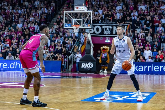 Ryan Mikesell MLP Academics Heidelberg, 33 vv Jeff Garrett Jr Telekom Baskets Bonn, 04 Telekom Baskets Bonn vs MLP Academics Heidelberg, Basketball, easy Credit BBL, 27 Matchday, 2025 2026, 02 04 2026 Telekom Baskets Bonn vs MLP Academics Heidelberg, Basketball, easy Credit BBL, 27 Matchday, 2025 2026, 02 04 2026 Bonn Copyright: xEibner-Pressefoto GerhardxWingenderx EP_GWR