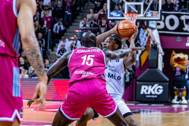 Noah Koch MLP Academics Heidelberg, 01 vs Kur Jongkuch Telekom Baskets Bonn, 15 Telekom Baskets Bonn vs MLP Academics Heidelberg, Basketball, easy Credit BBL, Matchday 27, 2025 2026, 02 04 2026 Telekom Baskets Bonn vs MLP Academics Heidelberg, Basketball, easy Credit BBL, Matchday 27, 2025 2026, 02 04 2026 Bonn Copyright: xEibner-Pressefoto GerhardxWingenderx EP_GWR