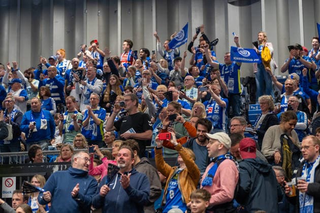 The Gummersbach fans get into the mood before the match Bergischer HC vs VfL Gummersbach, Handball, DAIKIN HBL, Matchday 27, Season 2025 2026, 02 04 2026 Bergischer HC vs VfL Gummersbach, Handball, DAIKIN HBL, Matchday 27, Season 2025 2026, 02 04 2026 Duesseldorf Copyright: xEibner-Pressefoto ThomasxHaeslerx EP_THR