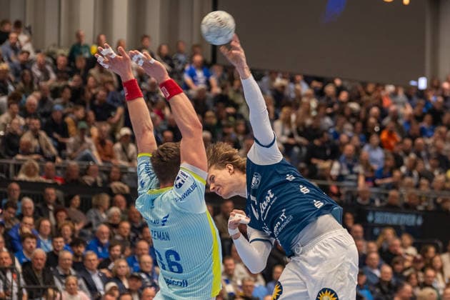 Duel between Stepan Zeman VfL Gummersbach, 66 and Kim Voss Fels Bergischer HC 06, 21 Bergischer HC vs VfL Gummersbach, Handball, DAIKIN HBL, 27 Matchday, Season 2025 2026, 02 04 2026 Bergischer HC vs VfL Gummersbach, Handball, DAIKIN HBL, 27 Matchday, Season 2025 2026, 02 04 2026 Duesseldorf Copyright: xEibner-Pressefoto ThomasxHaeslerx EP_THR