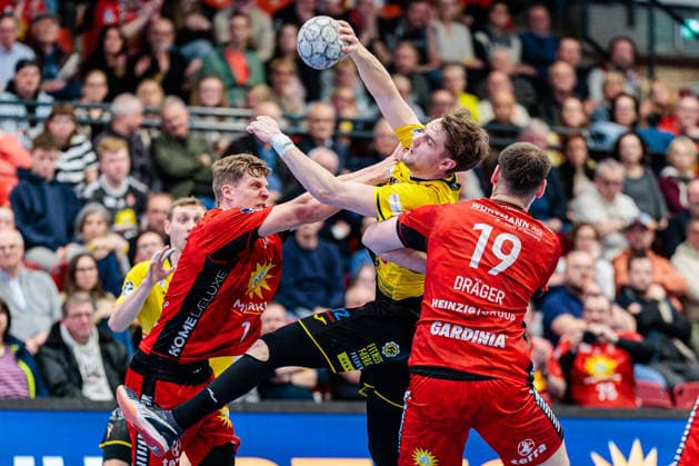 f l Alexander Schulze TuS N Luebbecke, 14 , Marin Lisac HSC 2000 Coburg, 22 , Yannick Draeger TuS N Luebbecke, 19 GER, TuS N Luebbecke vs HSC 2000 Coburg, Handball, 2 Bundesliga, Matchday 26, Season 2025 2026, 02 04 2026 GER, TuS N Luebbecke vs HSC 2000 Coburg, Handball, 2 Bundesliga, Matchday 26, Season 2025 2026, 02 04 2026 Luebbecke Copyright: xEibner-Pressefoto JanxRollingerx EP_JSK