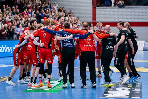 Team TuS N Luebbecke celebrating victory after 28 26 victory GER, TuS N Luebbecke vs HSC 2000 Coburg, Handball, 2 Bundesliga, Matchday 26, Season 2025 2026, 02 04 2026 GER, TuS N Luebbecke vs HSC 2000 Coburg, Handball, 2 Bundesliga, Matchday 26, Season 2025 2026, 02 04 2026 Luebbecke Copyright: xEibner-Pressefoto JanxRollingerx EP_JSK