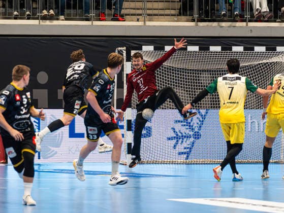 Dennis Wipf VfL Eintracht Hagen, 27 parries the ball from Lukas Siegler HSG Krefeld Niederrhein, 20 VfL Eintracht Hagen vs HSG Krefeld Niederrhein, Handball, 2 Bundesliga, Matchday 26, Season 2025 2026, 02 04 2026 VfL Eintracht Hagen vs HSG Krefeld Niederrhein, Handball, 2 Bundesliga, Matchday 26, Season 2025 2026, 02 04 2026 Hagen Copyright: xEibner-Pressefoto Kruczynskix EP_DKI