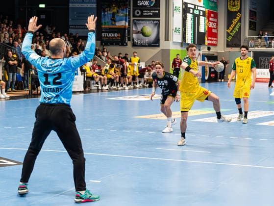 Pierre Busch VfL Eintracht Hagen, 83 on a seven-meter penalty against Pau Guitart Alguacil HSG Krefeld Niederrhein, 12 VfL Eintracht Hagen vs HSG Krefeld Niederrhein, Handball, 2 Bundesliga, Matchday 26, Season 2025 2026, 02 04 2026 VfL Eintracht Hagen vs HSG Krefeld Niederrhein, Handball, 2 Bundesliga, Matchday 26, Season 2025 2026, 02 04 2026 Hagen Copyright: xEibner-Pressefoto Kruczynskix EP_DKI