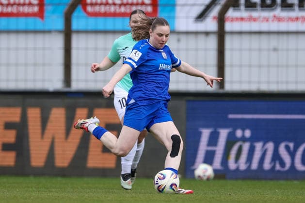Marleen Kropp SV Meppen, 9 on the ball, single image, full body, action, action, game scene, THE DFB REGULATIONS PROHIBIT ANY USE OF PHOTOGRAPHS AS IMAGE SEQUENCES AND OR QUASI VIDEO , 04 04 2026, Meppen Germany , Football, 2 Womens Bundesliga, SV Meppen SC Sand xobx