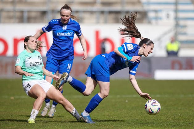 from left Pija Reininger SC Sand, 9 and Marie Bleil SV Meppen, 7 in a duel, dynamic, action, action, game scene, THE DFB REGULATIONS PROHIBIT ANY USE OF PHOTOGRAPHS AS IMAGE SEQUENCES AND OR QUASI VIDEO , 04 04 2026, Meppen Germany , Football, 2 Womens Bundesliga, SV Meppen SC Sand xobx