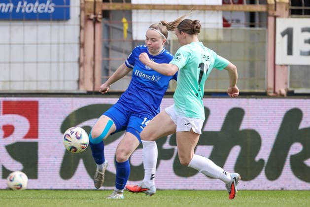 from left Bente Bode SV Meppen, 14 and Emily Yaple SC Sand, 14 in a duel, dynamic, action, action, game scene, THE DFB REGULATIONS PROHIBIT ANY USE OF PHOTOGRAPHS AS IMAGE SEQUENCES AND OR QUASI VIDEO , 04 04 2026, Meppen Germany , Football, 2 Womens Bundesliga, SV Meppen SC Sand xobx